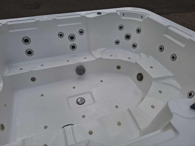Nirwana 8 persoons jacuzzi en buitenspa - afbeelding 17 van  26