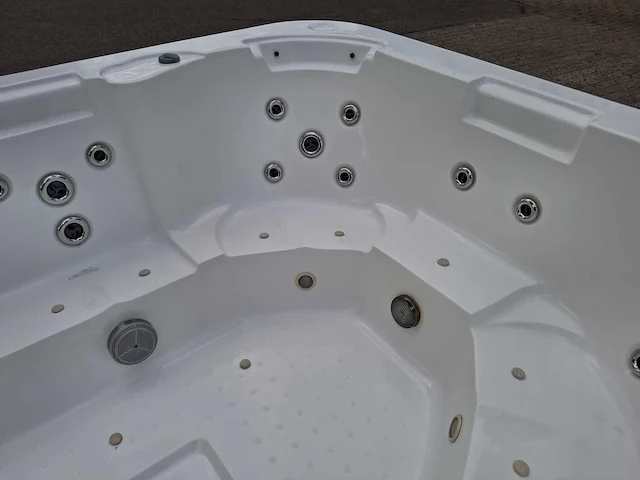 Nirwana 8 persoons jacuzzi en buitenspa - afbeelding 18 van  26