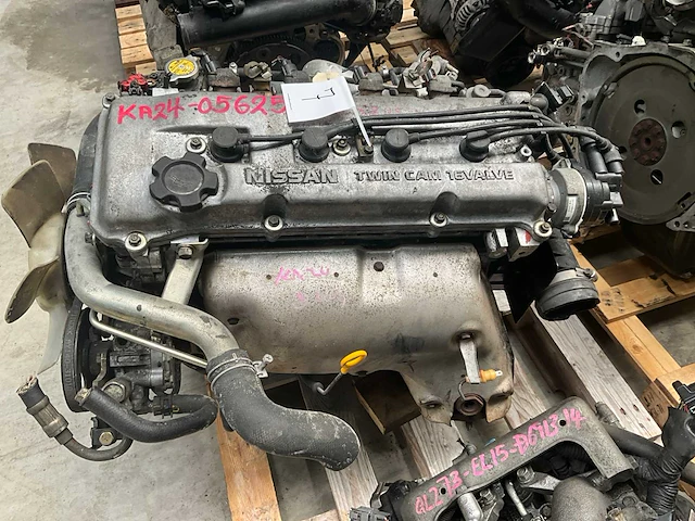 Nissan 2.4l ka24 automotor - afbeelding 1 van  4