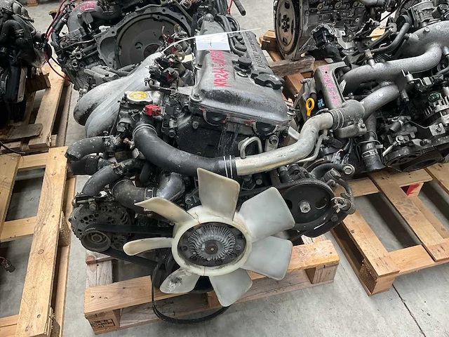 Nissan 2.4l ka24 automotor - afbeelding 2 van  4