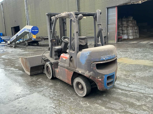 Nissan 3.2 t vorkheftruck met schepbak - afbeelding 23 van  30