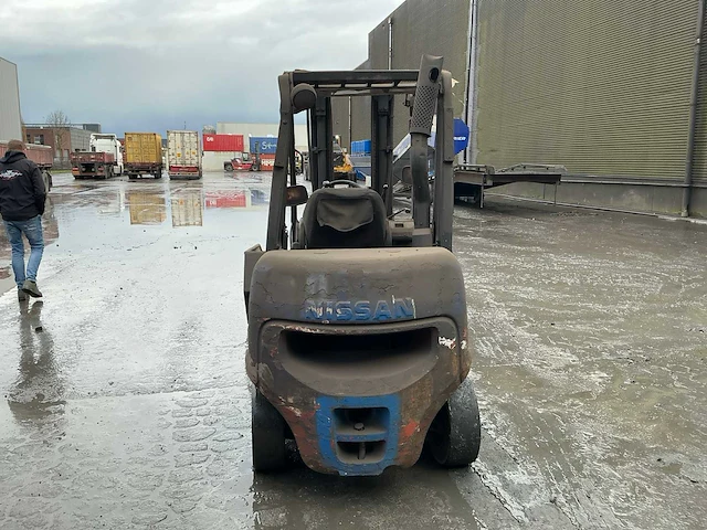Nissan 3.2 t vorkheftruck met schepbak - afbeelding 25 van  30