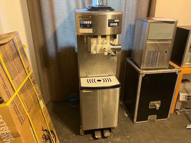 Nissei na 3344 giant combi softijs- en milkshakemachine - afbeelding 1 van  5
