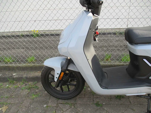Niu - mqi gt - elektrische bromscooter - e-scooter - afbeelding 11 van  18