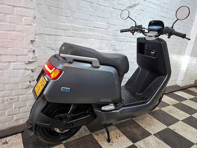 Niu n1s sport 45 km elektrische bromscooter - afbeelding 5 van  7