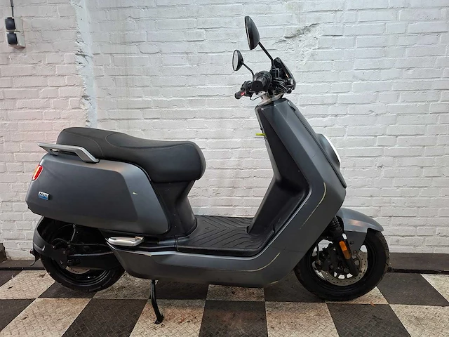 Niu n1s sport 45 km elektrische bromscooter - afbeelding 6 van  7