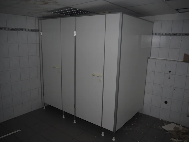 Nn bathroom stall - afbeelding 1 van  7