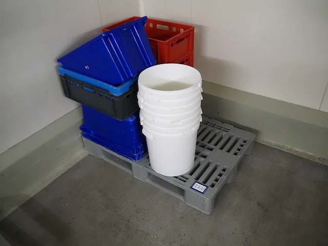 Nn buckets and crates - afbeelding 1 van  6