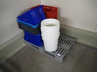 Nn buckets and crates - afbeelding 1 van  6