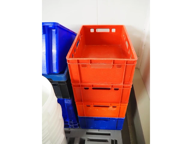 Nn buckets and crates - afbeelding 4 van  6