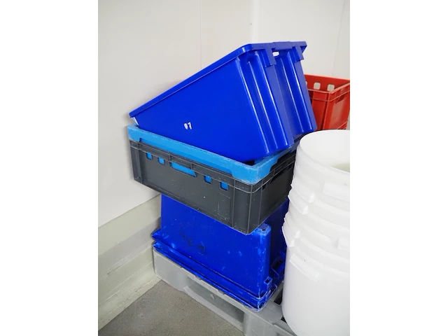 Nn buckets and crates - afbeelding 5 van  6