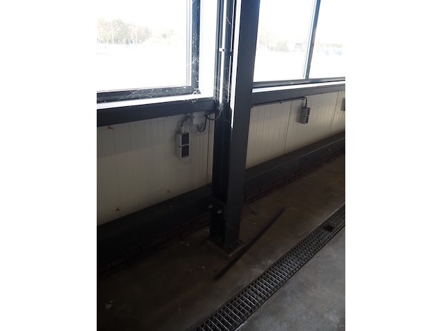 Nn building with roller door - afbeelding 6 van  20