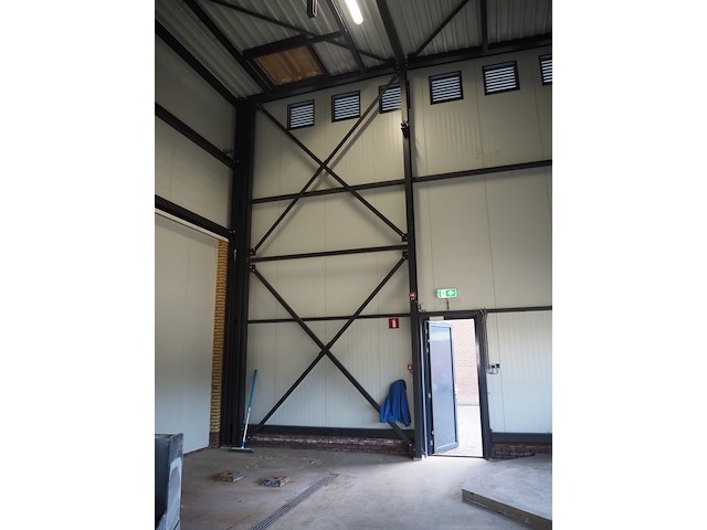 Nn building with roller door - afbeelding 8 van  20