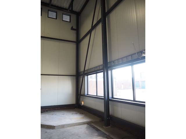 Nn building with roller door - afbeelding 9 van  20