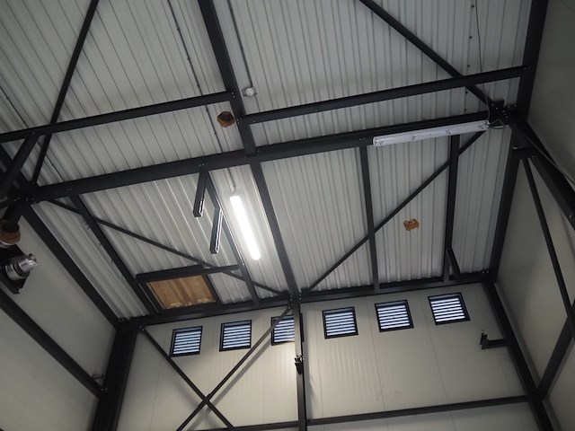 Nn building with roller door - afbeelding 10 van  20