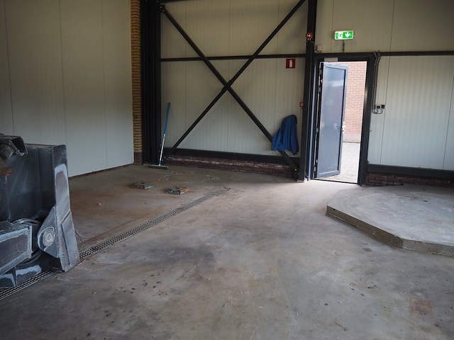 Nn building with roller door - afbeelding 11 van  20