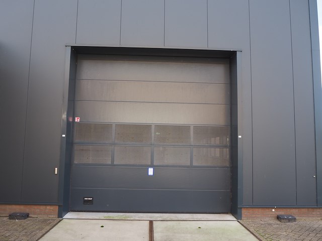 Nn building with roller door - afbeelding 14 van  20