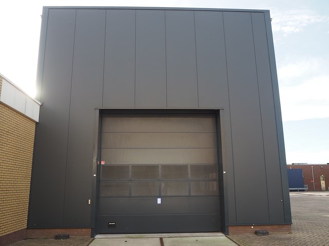 Nn building with roller door - afbeelding 15 van  20