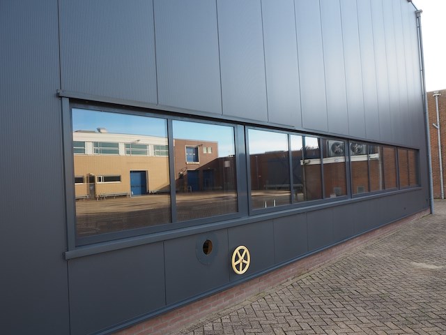 Nn building with roller door - afbeelding 16 van  20