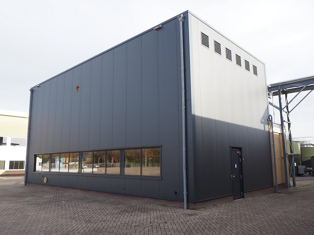 Nn building with roller door - afbeelding 17 van  20