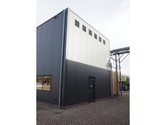 Nn building with roller door - afbeelding 18 van  20