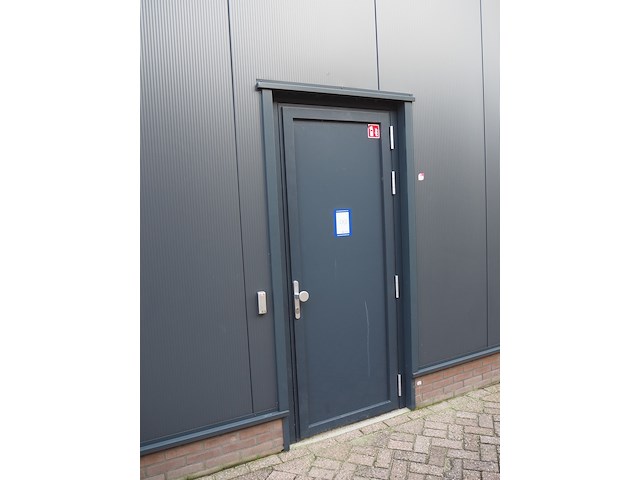 Nn building with roller door - afbeelding 19 van  20