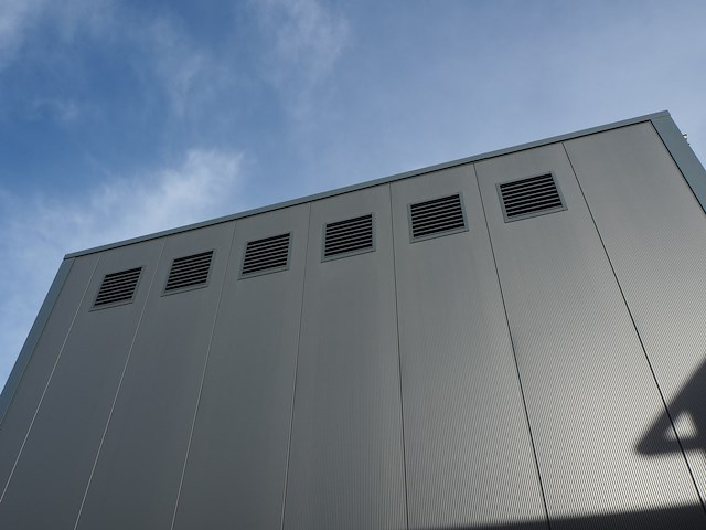 Nn building with roller door - afbeelding 20 van  20