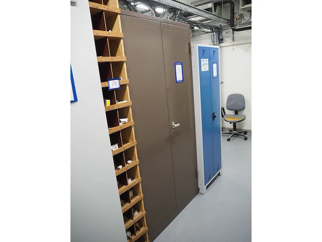 Nn cabinet with personal protective equipment - afbeelding 1 van  2