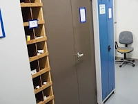 Nn cabinet with personal protective equipment - afbeelding 1 van  2