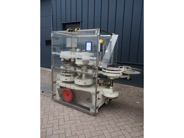 Nn can closing machine - afbeelding 1 van  18