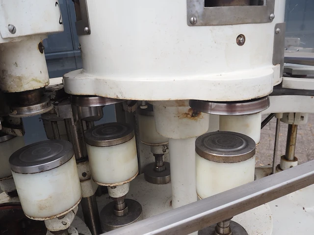 Nn can closing machine - afbeelding 16 van  18
