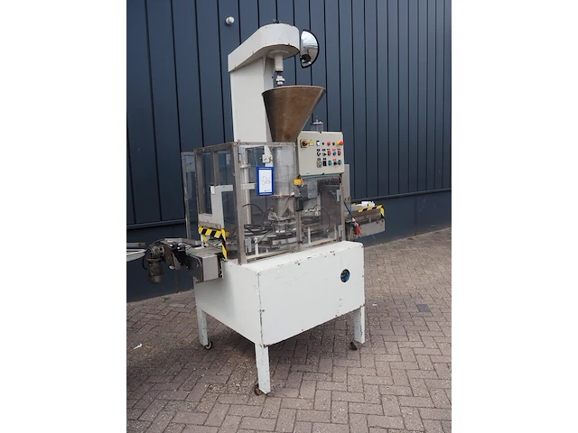 Nn can filling machine - afbeelding 1 van  18