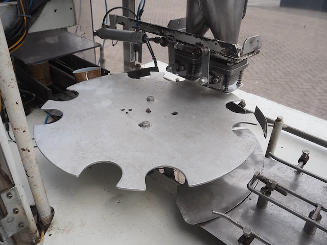 Nn can filling machine - afbeelding 16 van  18