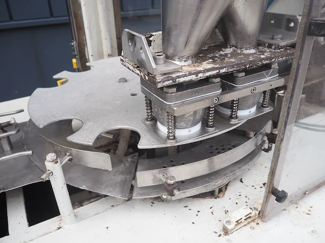 Nn can filling machine - afbeelding 17 van  18