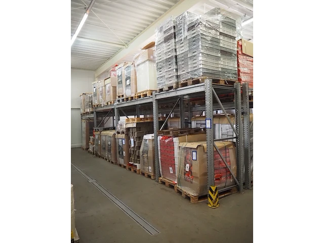 Nn carton boxes and plastic crates - afbeelding 1 van  10