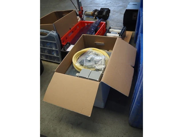 Nn crate with parts - afbeelding 14 van  26