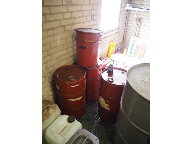 Nn drip trays with oil - afbeelding 8 van  38