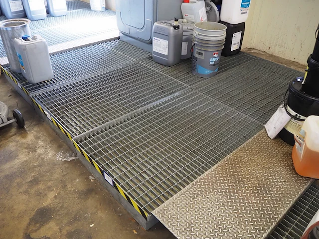 Nn drip trays with oil - afbeelding 10 van  38