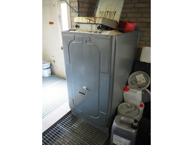 Nn drip trays with oil - afbeelding 13 van  38