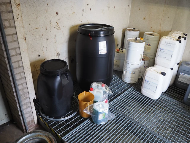 Nn drip trays with oil - afbeelding 15 van  38