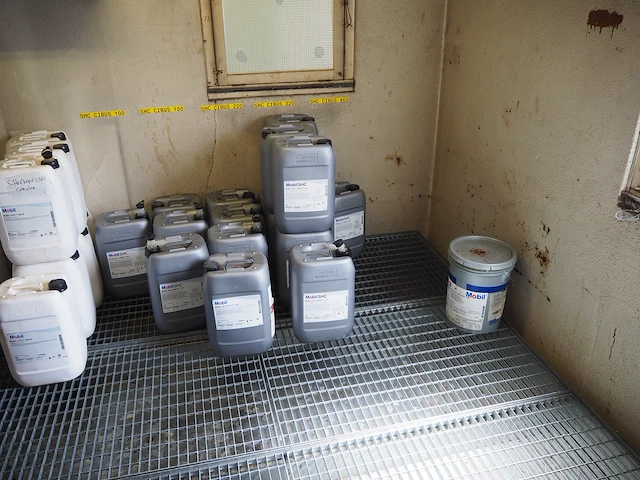 Nn drip trays with oil - afbeelding 17 van  38
