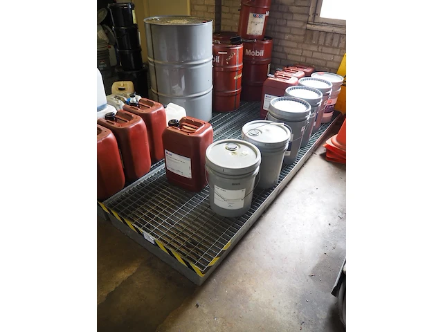 Nn drip trays with oil - afbeelding 12 van  38
