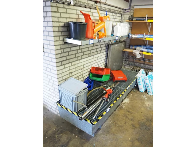 Nn drip trays with oil - afbeelding 28 van  38