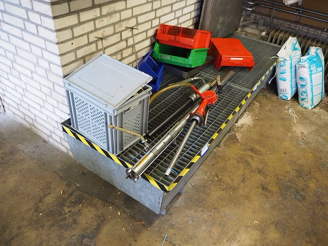 Nn drip trays with oil - afbeelding 29 van  38