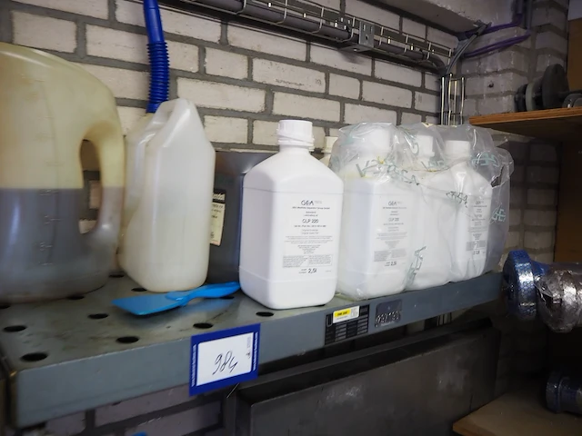 Nn drip trays with oil - afbeelding 31 van  38