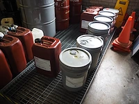 Nn drip trays with oil - afbeelding 23 van  38