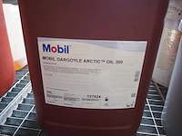 Nn drip trays with oil - afbeelding 34 van  38