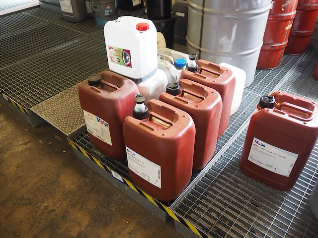 Nn drip trays with oil - afbeelding 36 van  38