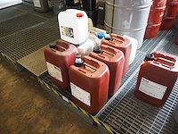 Nn drip trays with oil - afbeelding 36 van  38