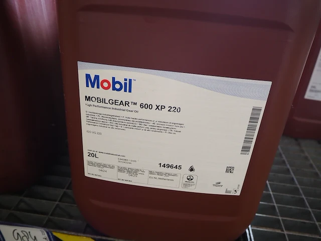 Nn drip trays with oil - afbeelding 37 van  38